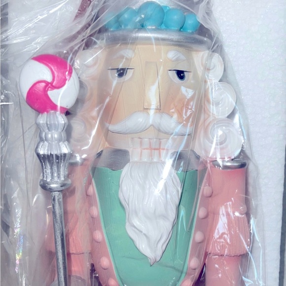🛑READ🛑 NIB Peppermint Square 18 inch Pink/Aqua Pastel Resin Nutcracker - Picture 3 of 9